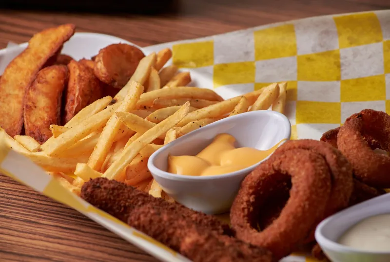 The Basket Mentality: Why Pub Sides and Shareable Bites Are the Real Stars of the Table